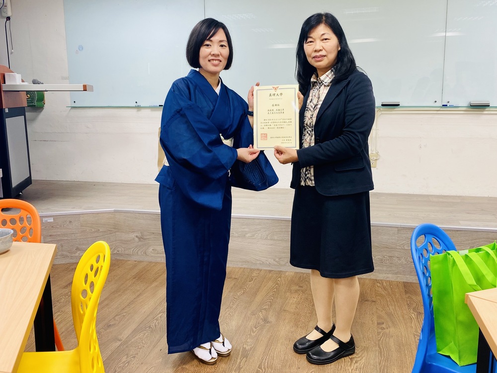 本系邀請佐藤宗翠茶道老師蒞臨本系教導茶道禮儀圖片