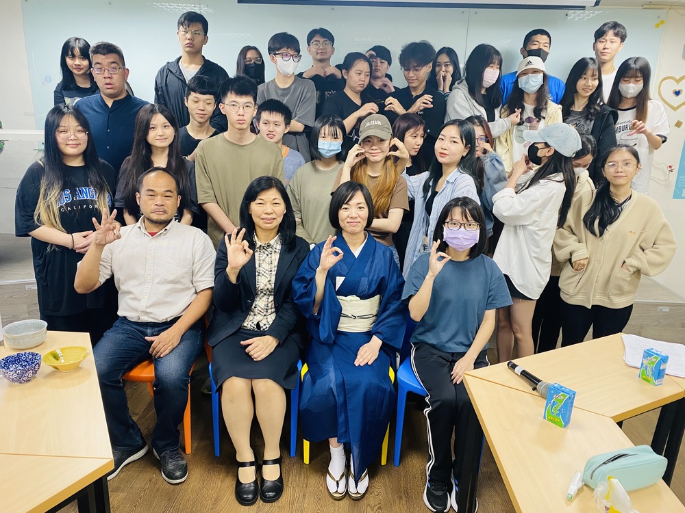 本系邀請佐藤宗翠茶道老師蒞臨本系教導茶道禮儀圖片