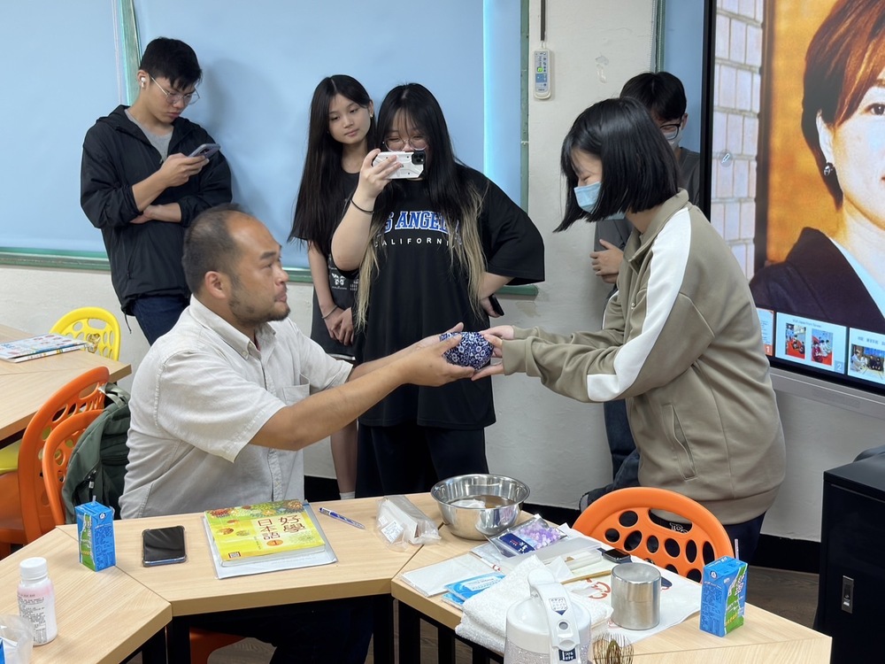本系邀請佐藤宗翠茶道老師蒞臨本系教導茶道禮儀圖片