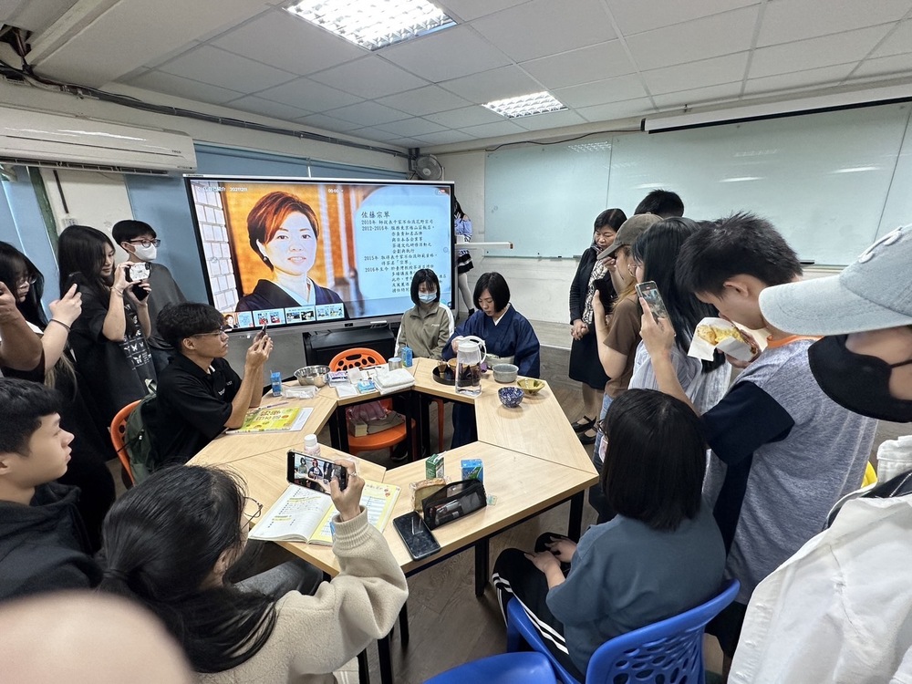 本系邀請佐藤宗翠茶道老師蒞臨本系教導茶道禮儀圖片