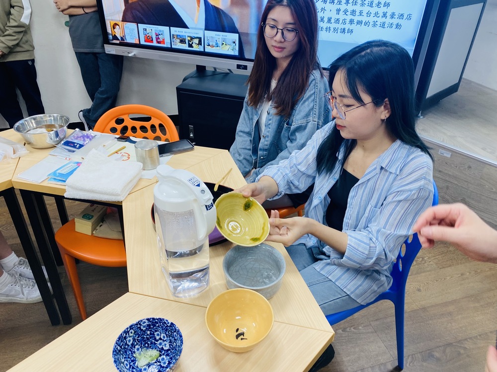 本系邀請佐藤宗翠茶道老師蒞臨本系教導茶道禮儀圖片
