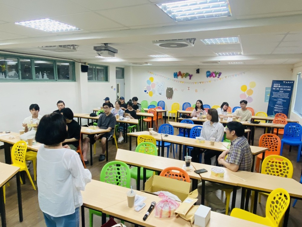 國貿系老師與境外生期末餐敘與交流圖片