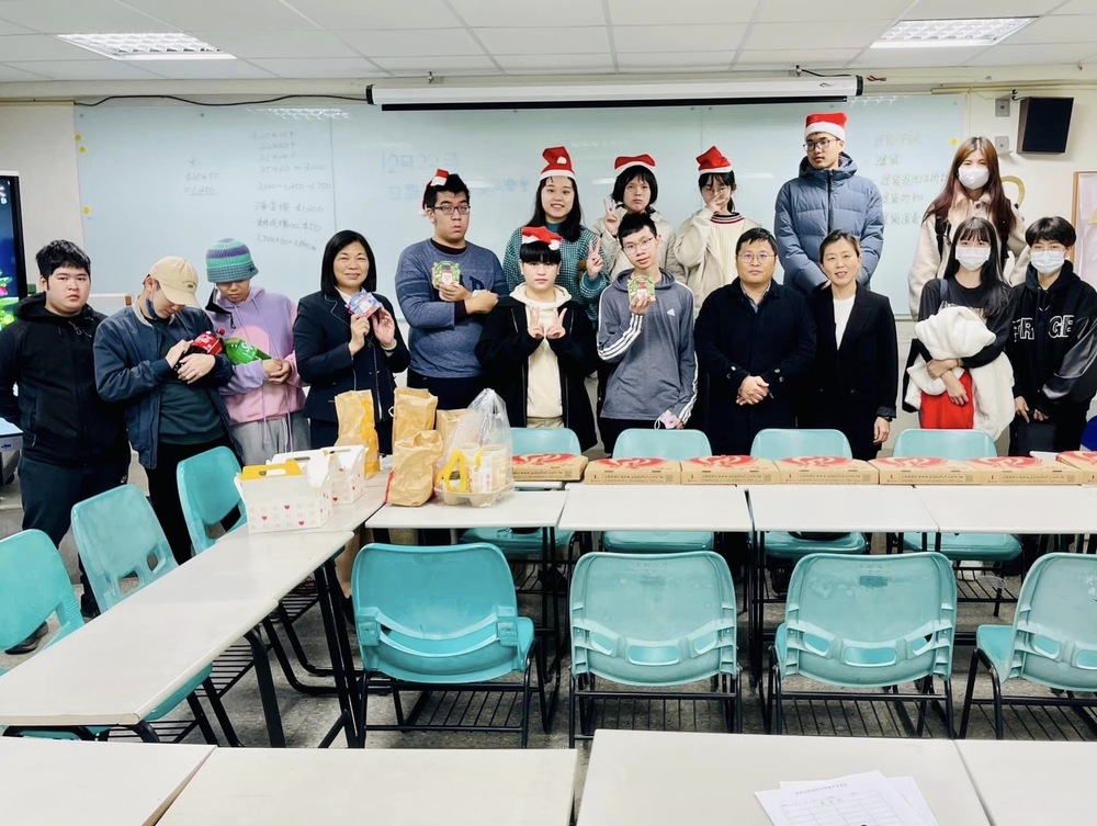2022年12月22日-本系成立的「日本研習與國際交流社」及「韓語社」一起舉辦聖誕慶祝晚會圖片