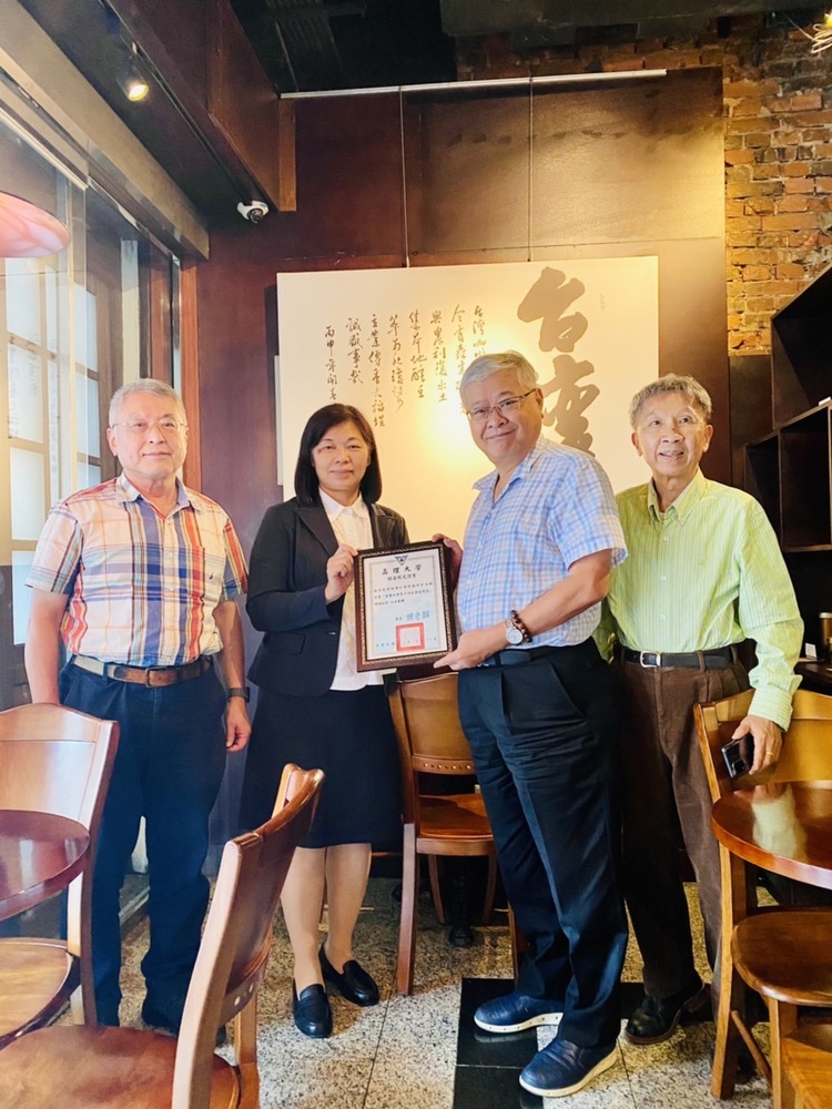林冠汝主任與張大均傑出校友與多位系友聚會圖片