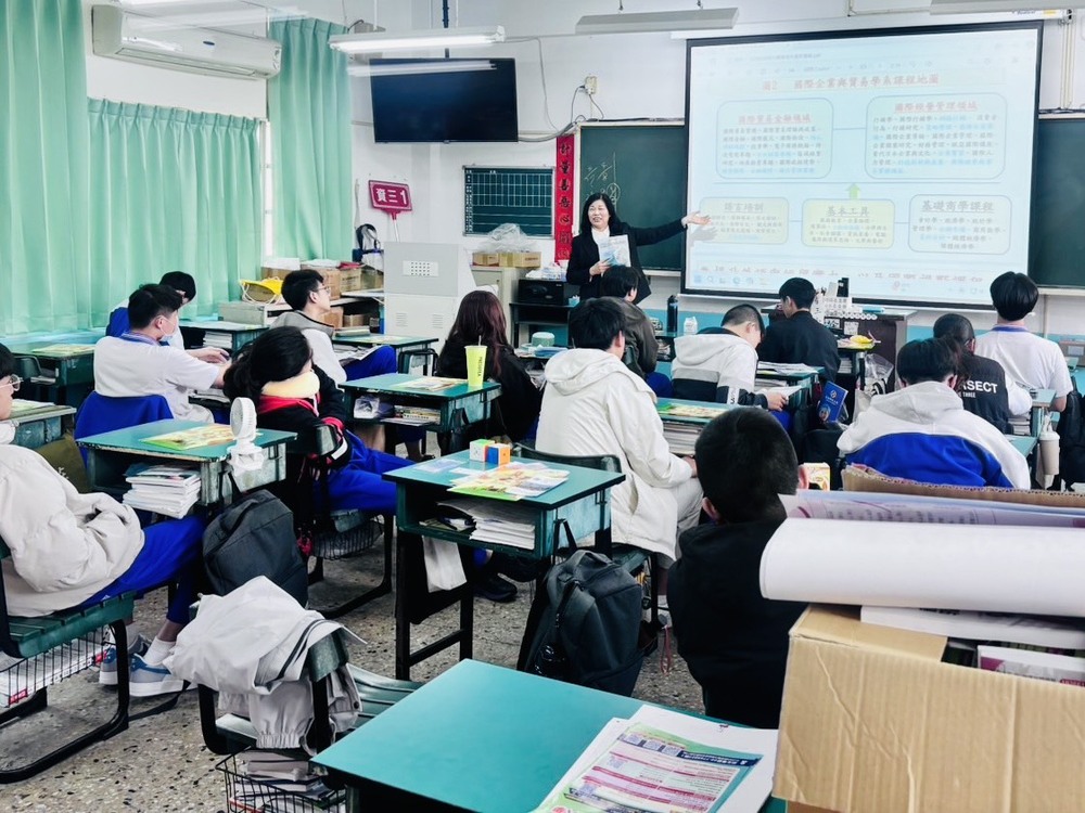 國貿系主任到嘉義市興華高級中學入班宣導圖片