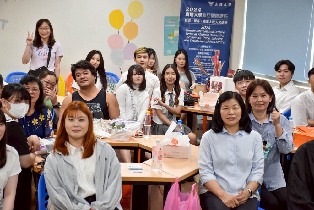 6月7日真理大學畢業典禮且國貿系舉辦茶會歡送41位應屆畢業生圖片