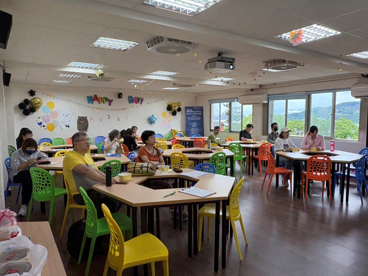 林冠汝主任在教師專業成長社群分享如何結合周邊資源翻轉教學與研究圖片