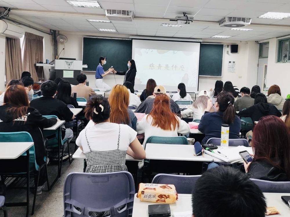 林冠汝在「社會關懷課程」邀請慈濟慈青及志工分享環保的重要與力行圖片