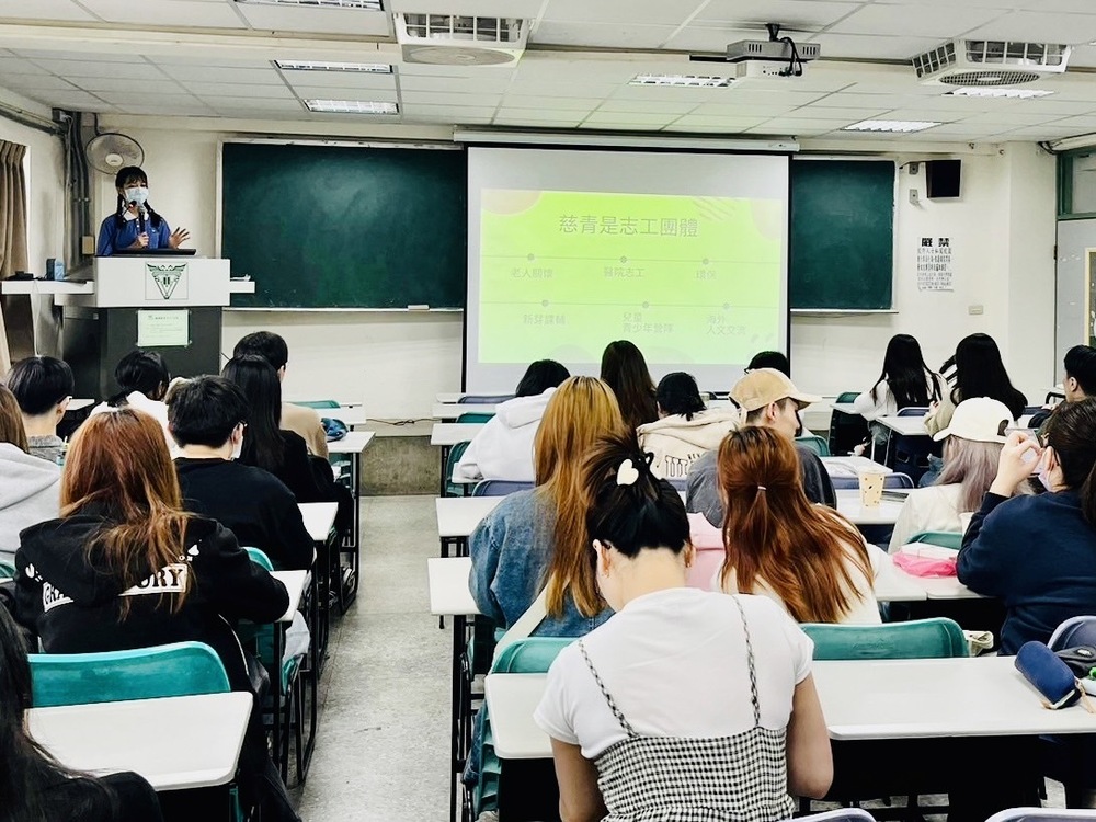 林冠汝在「社會關懷課程」邀請慈濟慈青及志工分享環保的重要與力行圖片