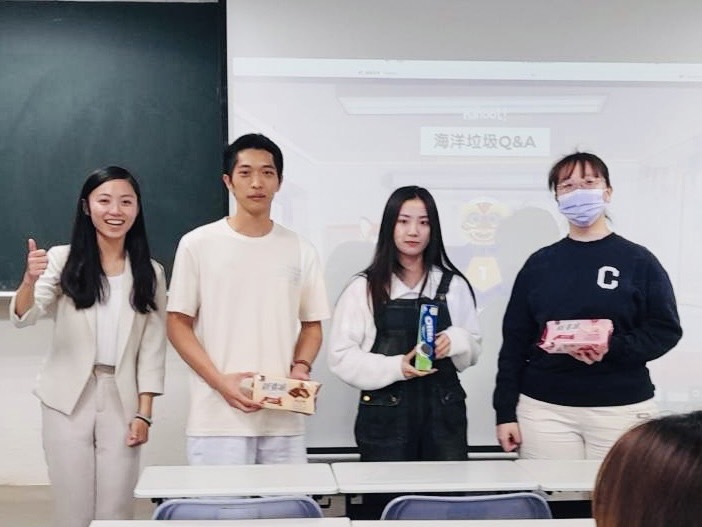 林冠汝在「社會關懷課程」邀請慈濟慈青及志工分享環保的重要與力行圖片