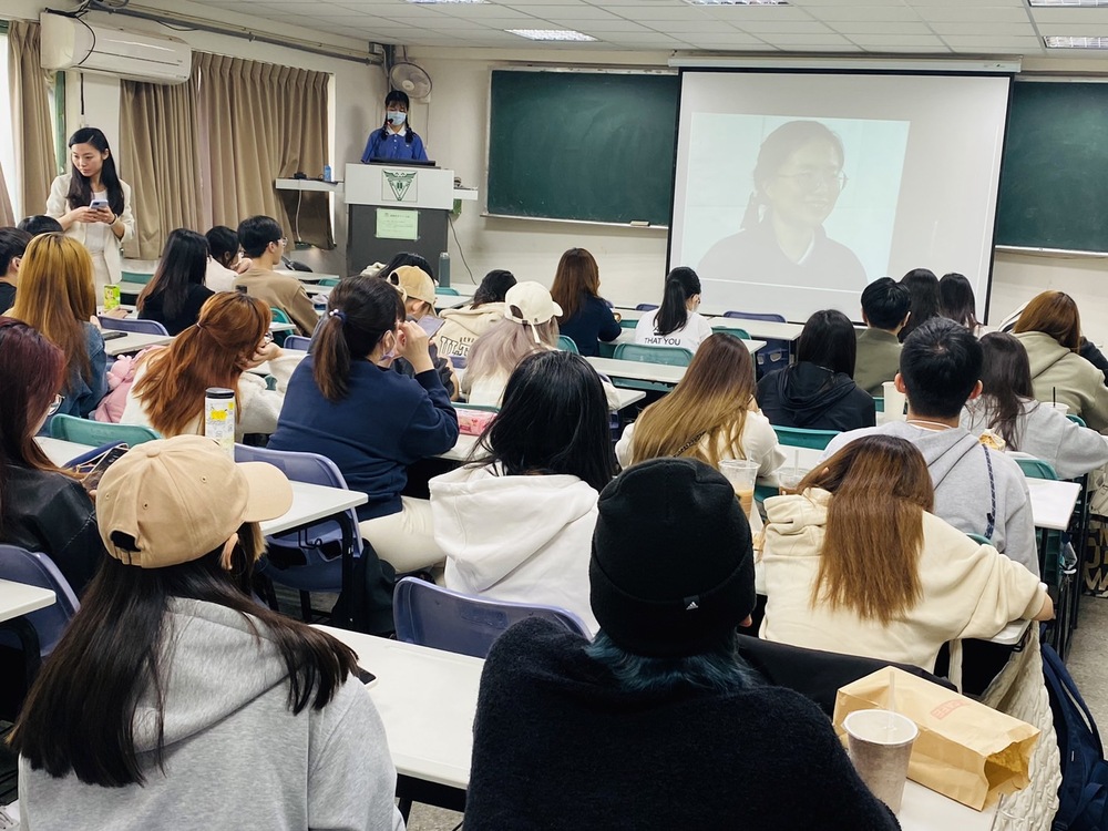 林冠汝在「社會關懷課程」邀請慈濟慈青及志工分享環保的重要與力行圖片