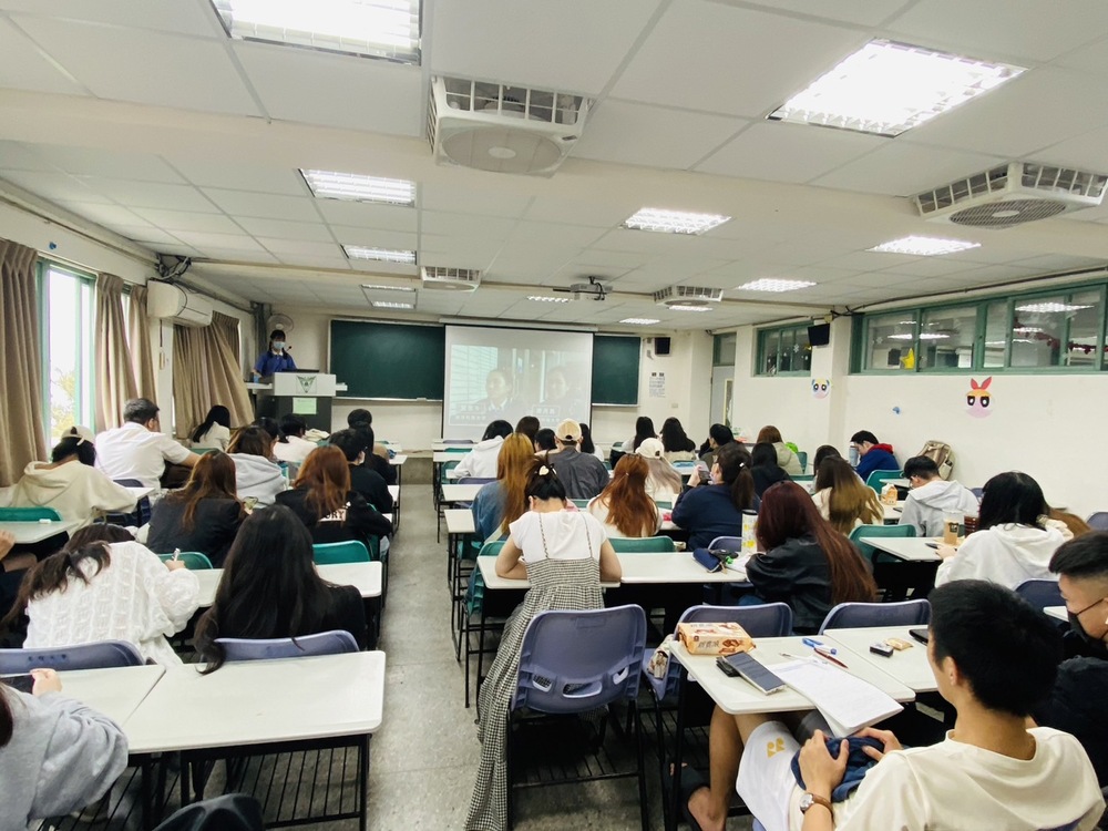 林冠汝在「社會關懷課程」邀請慈濟慈青及志工分享環保的重要與力行圖片