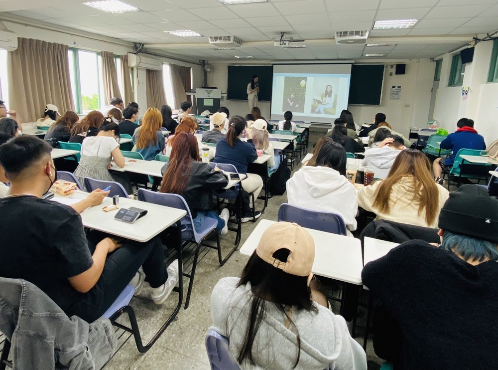 林冠汝在「社會關懷課程」邀請慈濟慈青及志工分享環保的重要與力行圖片