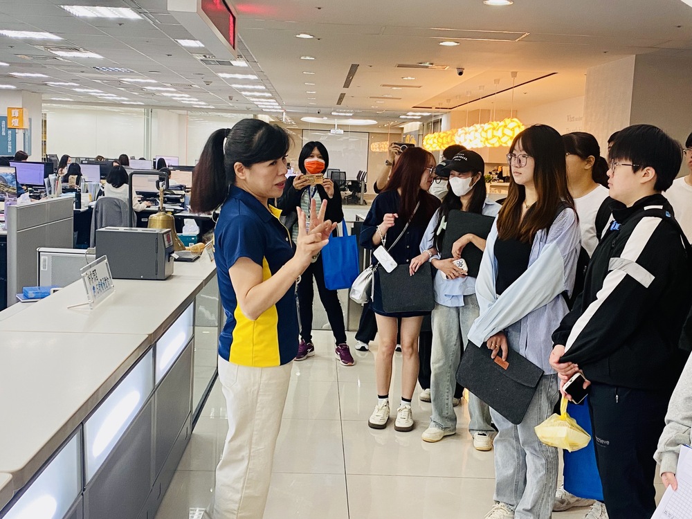 國貿系林冠汝主任帶領同學參加萬泰物流參訪師生受益良多圖片