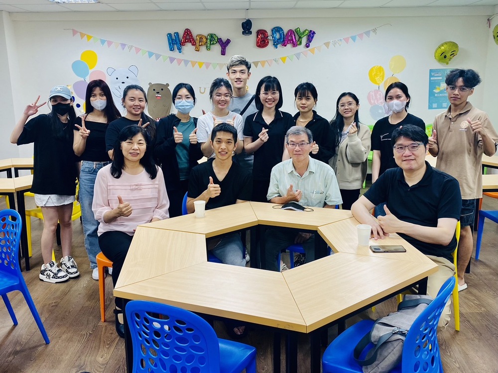 本系舉行112學年第一學期與外籍生餐敘圖片