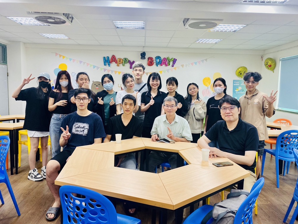本系舉行112學年第一學期與外籍生餐敘圖片