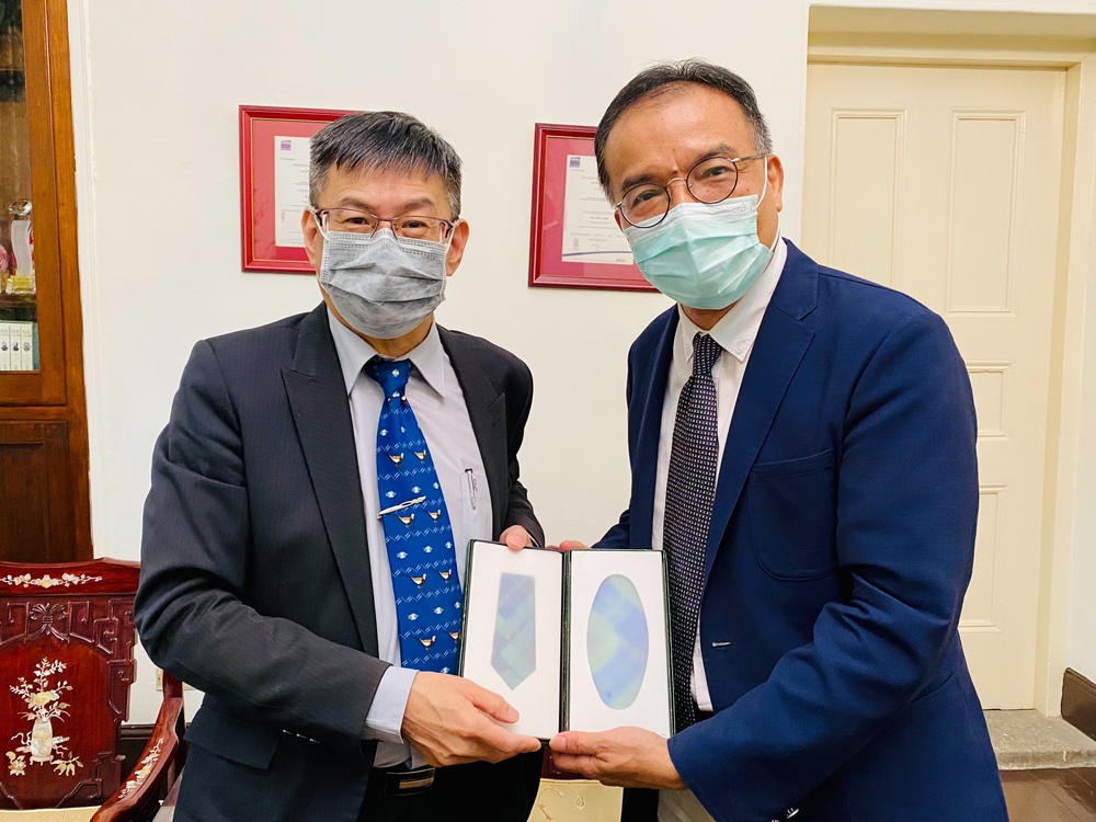 東方線上消費研究集團蔡鴻賢執行長蒞臨本系演講並拜會校長圖片