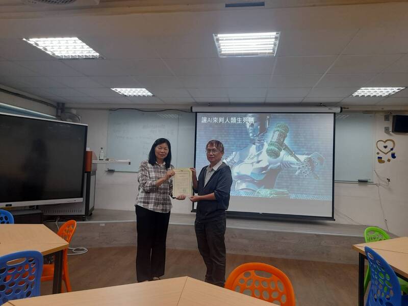 吳景欽主任在教師專業成長社群分享生成式AI用於教學所涉之著作權侵害風險圖片