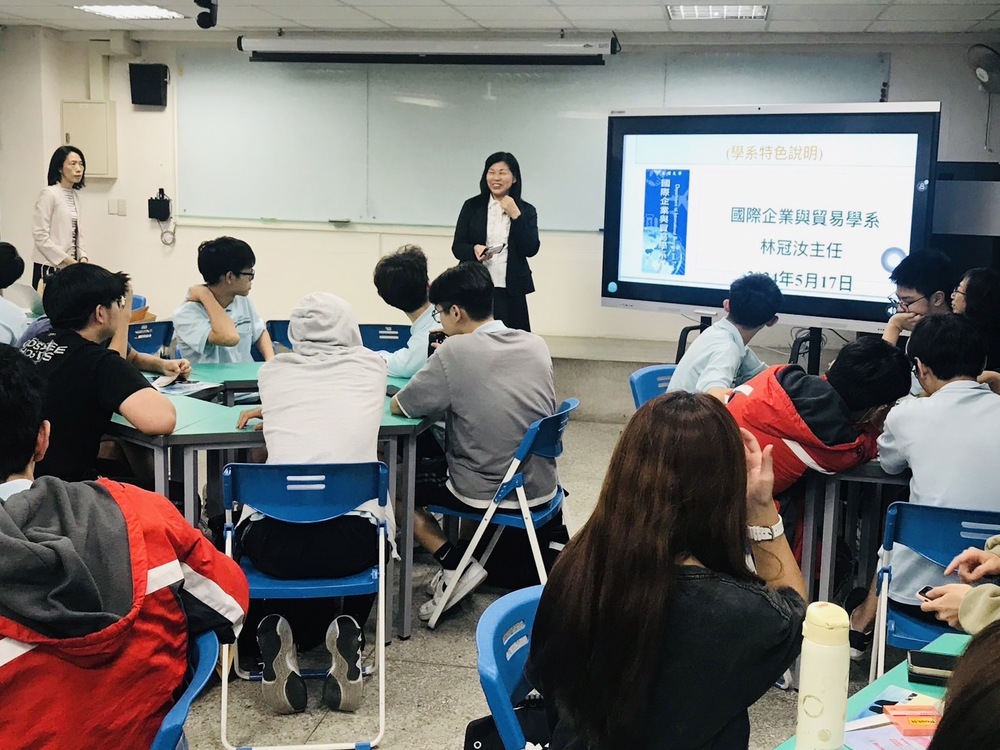 新北市林口高中訪問財經學院林冠汝主任說明學系特色圖片