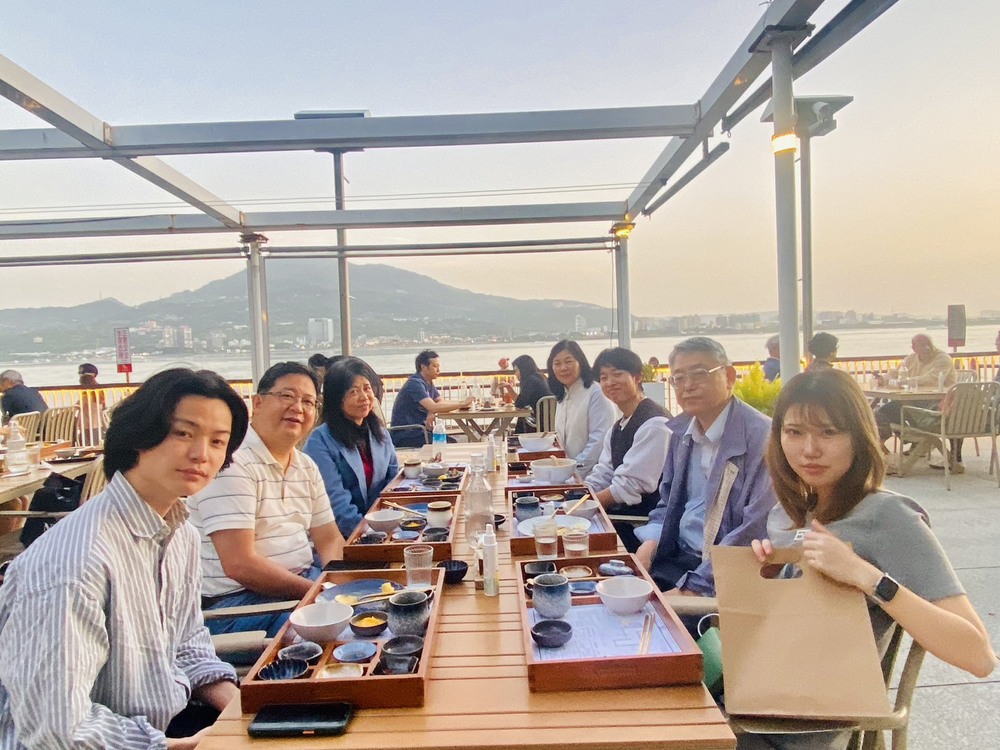 國貿系林冠汝主任與香川大學高橋教授即交換生餐敘圖片