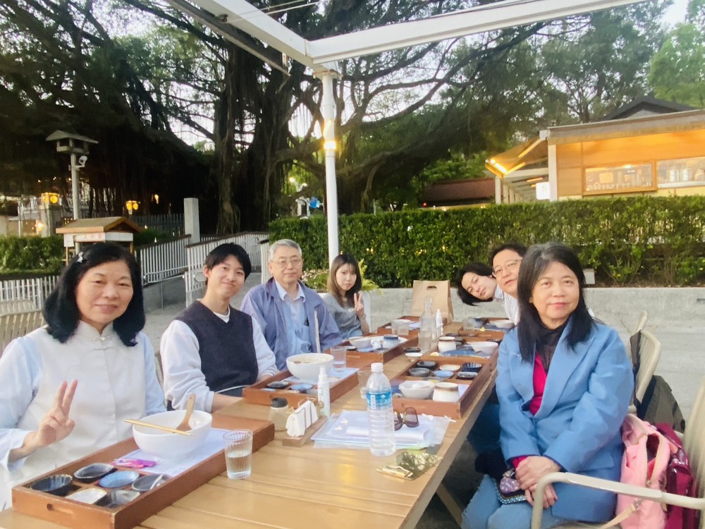 國貿系林冠汝主任與香川大學高橋教授即交換生餐敘圖片