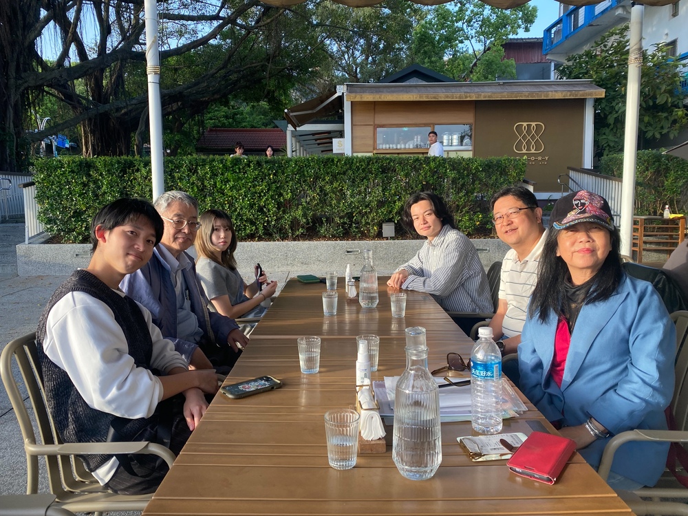 國貿系林冠汝主任與香川大學高橋教授即交換生餐敘圖片