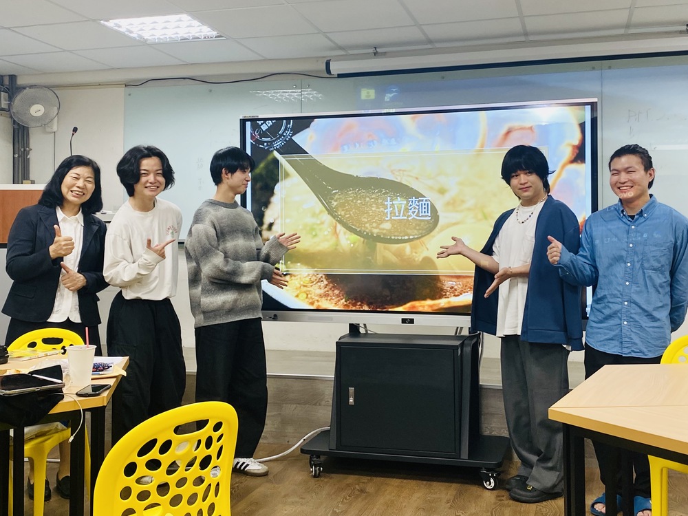 國貿系初級日文課程林冠汝老師師生與國際交換生交流圖片