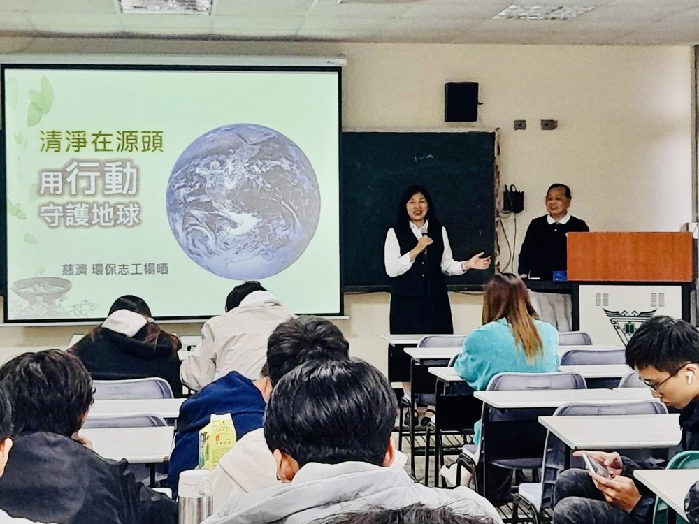 2024年12月11日早上本系學生由林冠汝主任帶領同學參觀巫登益美術館，下午社會關懷課程圖片