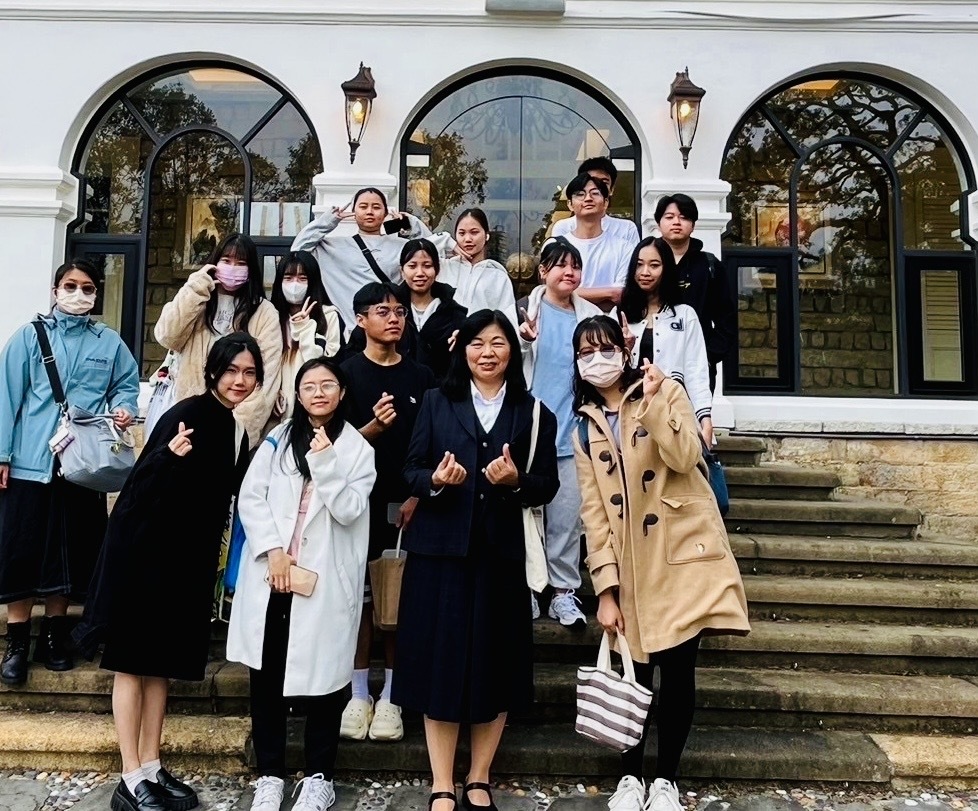 2024年12月11日早上本系學生由林冠汝主任帶領同學參觀巫登益美術館，下午社會關懷課程圖片