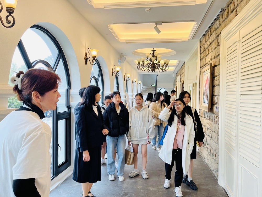 2024年12月11日早上本系學生由林冠汝主任帶領同學參觀巫登益美術館，下午社會關懷課程圖片