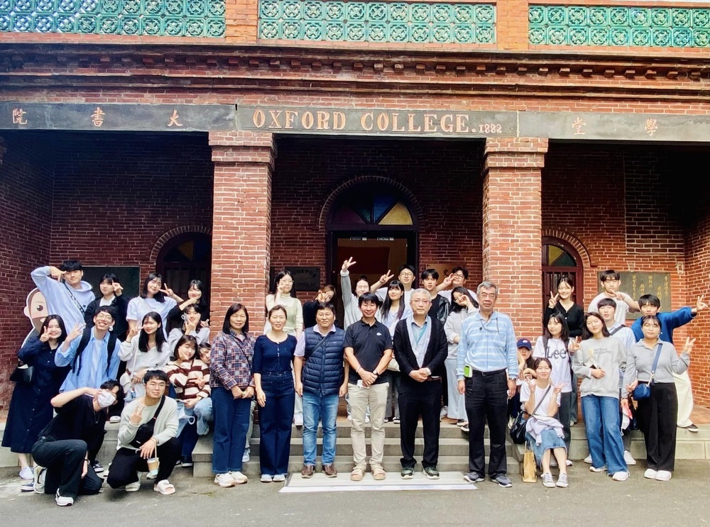 本系林冠汝主任陪同韓國大學參觀真理大學校史館圖片