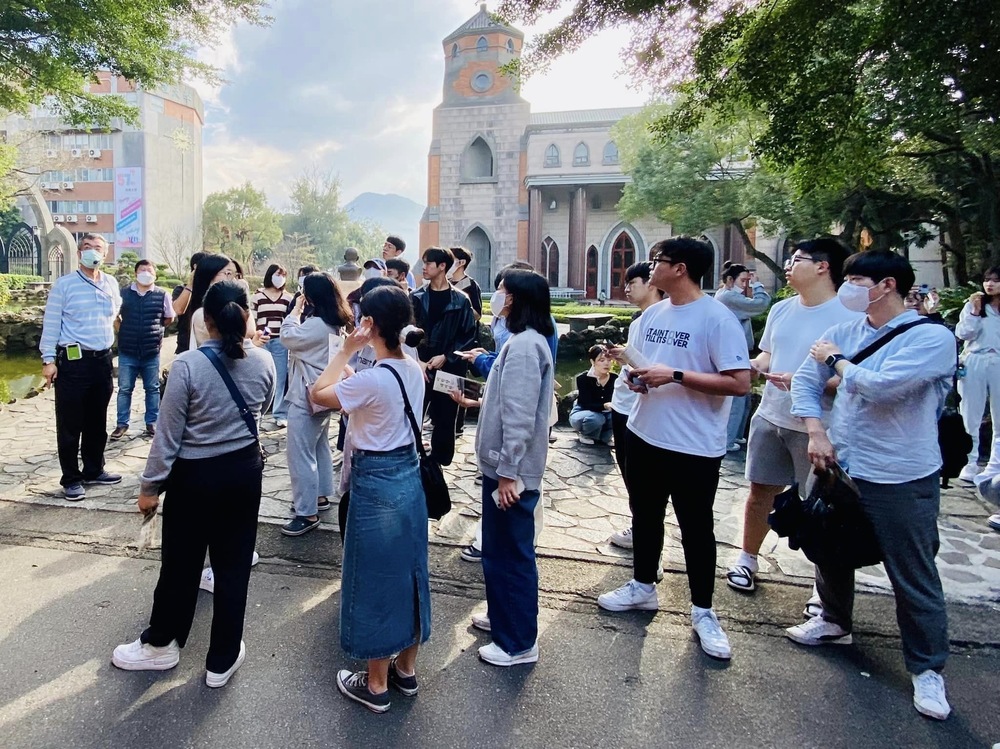 本系林冠汝主任陪同韓國大學參觀真理大學校史館圖片