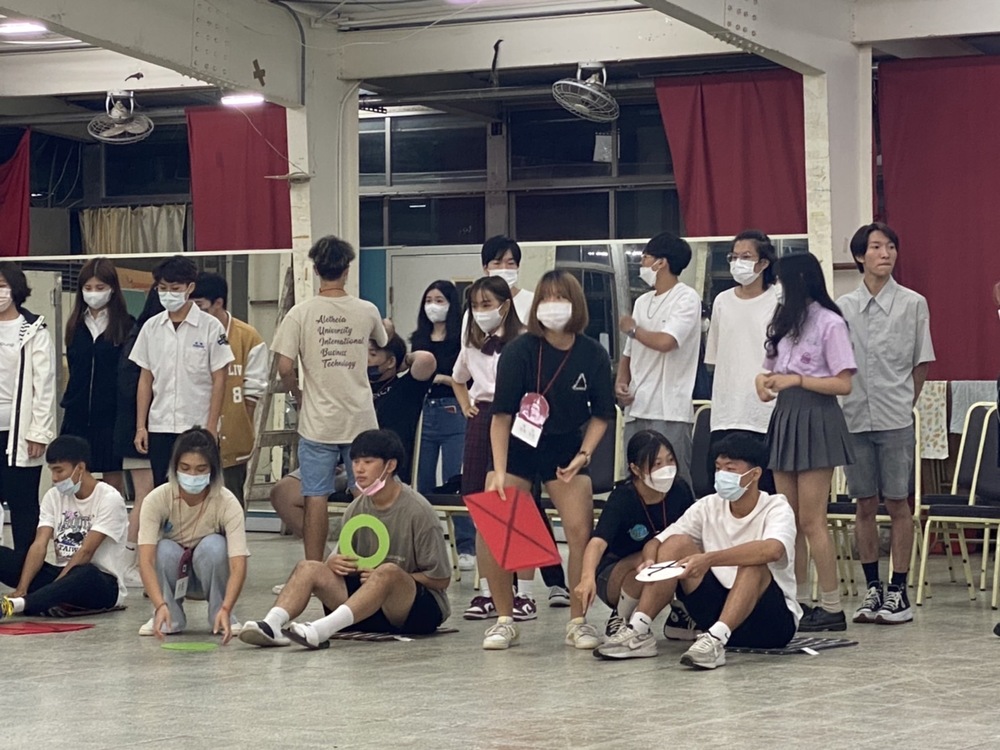 本系「國際交流與日本研習社團」及「新生期初茶會」一起開跑。圖片