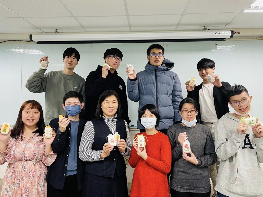 2023年1月5日-期末「國際交流與日本研習社」師生一起製作手工創意肥皂圖片