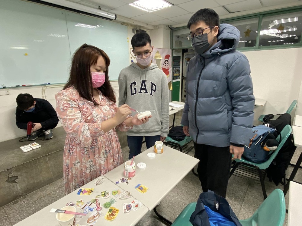 2023年1月5日-期末「國際交流與日本研習社」師生一起製作手工創意肥皂圖片